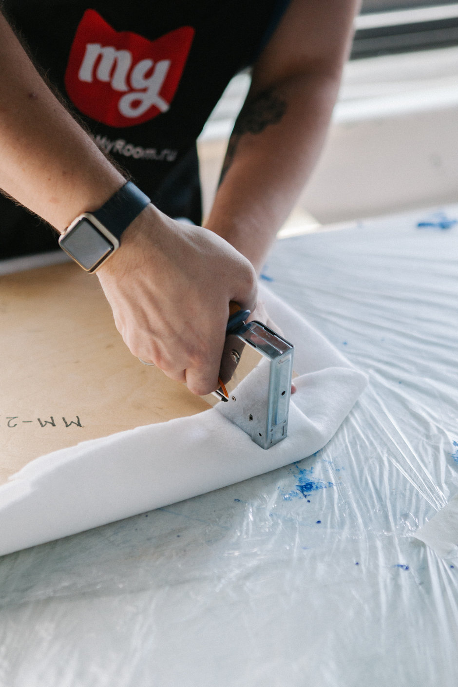 Pour la fixation, il est pratique d'utiliser une agrafeuse pour meubles