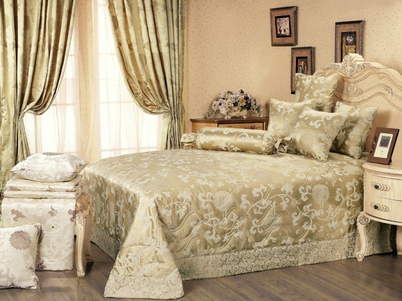 Pour un style classique, un couvre-lit et des rideaux à motif jacquard conviennent
