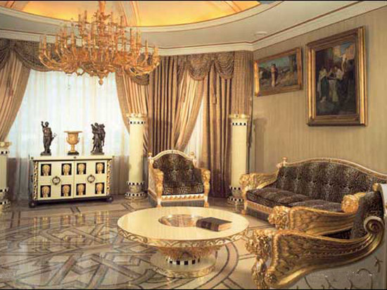 Les rideaux sont utilisés pour décorer les fenêtres de style empire.