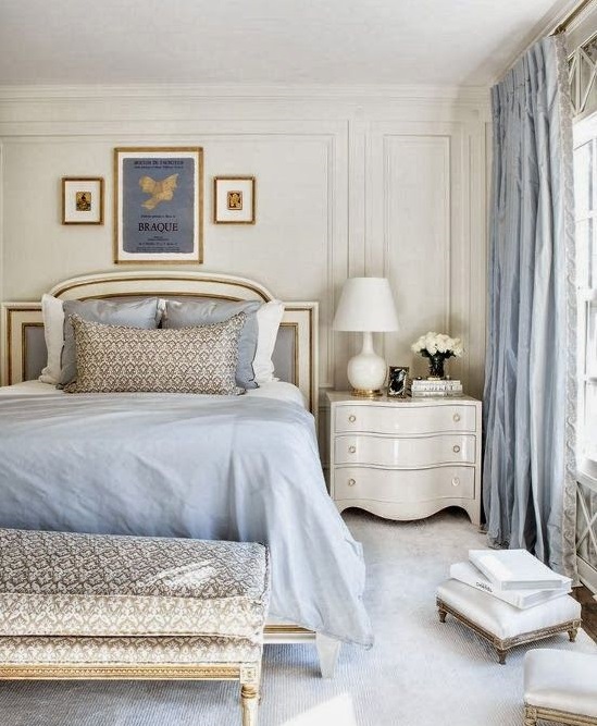 Intérieur de la chambre à coucher dans les tons bleus