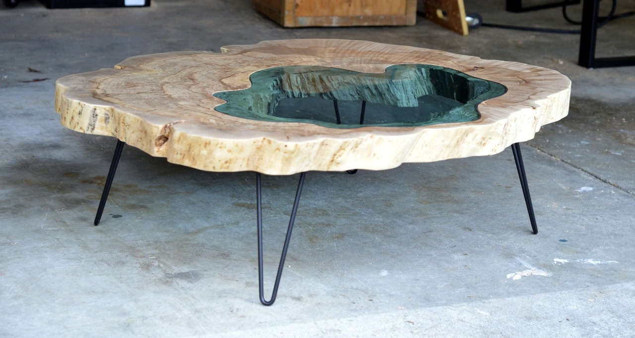 Un exemple intéressant d'un décor de pièce élégant et inhabituel est une table en époxy.