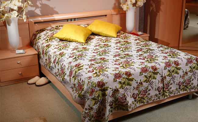 Utilisez des couvre-lits en tapisserie sur le lit