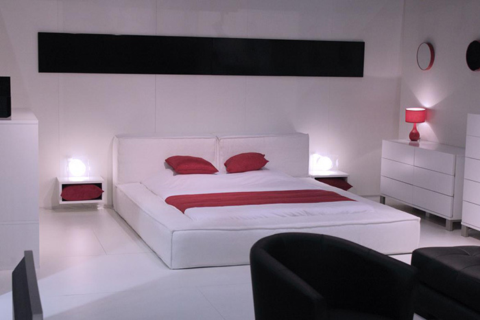 La version classique de l'utilisation des fleurs dans une chambre de style minimaliste