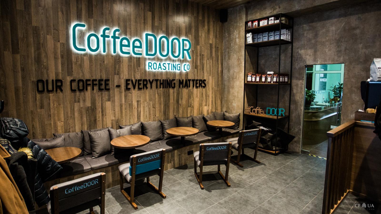 Le café est situé dans le bâtiment.