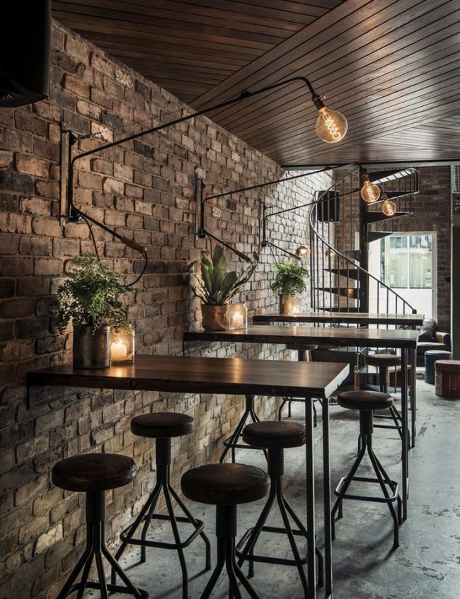 Café de style loft avec un éclairage inhabituel
