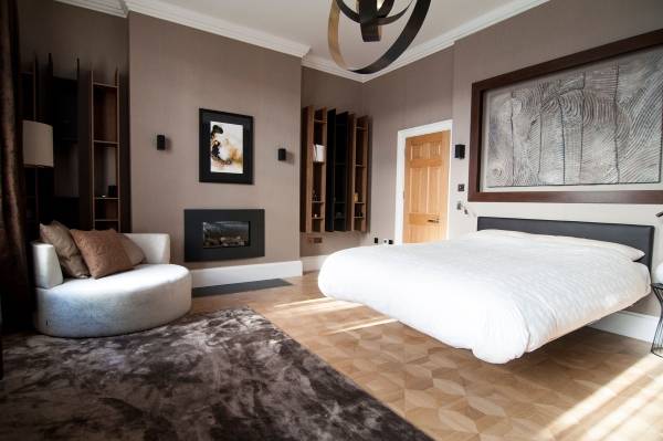 Beau lit sans jambes dans la chambre