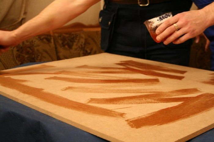 Nous fixons la mousse sur le couvercle de la tête de lit