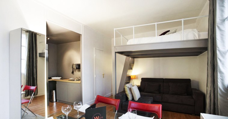Lit bricolage sous le plafond