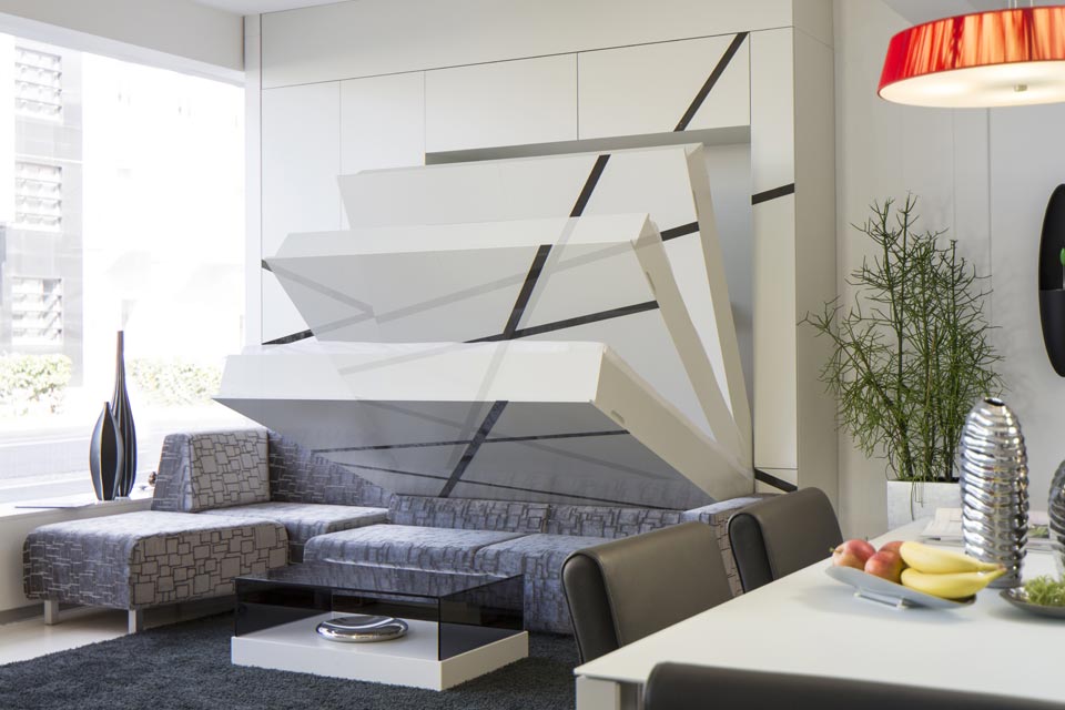 Le lit transformable économise de l'espace dans la maison