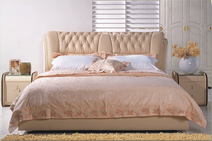 Lit de couleur beige