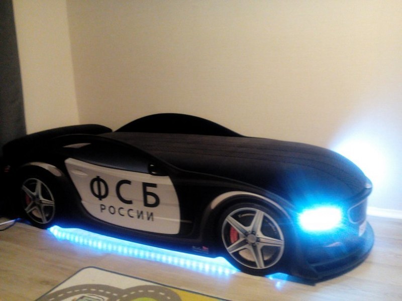 Lit sous la forme d'une voiture BMW FSB moderne
