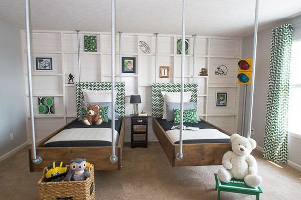Lits suspendus à l'intérieur d'une chambre d'enfant