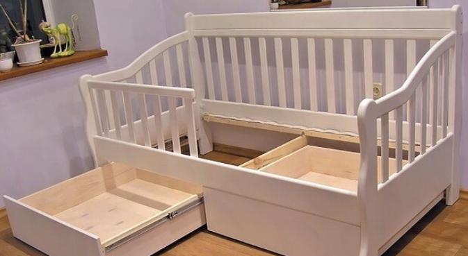 Lit bébé pour petits enfants avec côtés