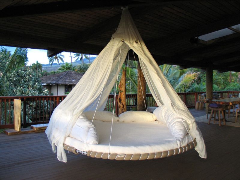 Lit de couchage rond sur les cordes