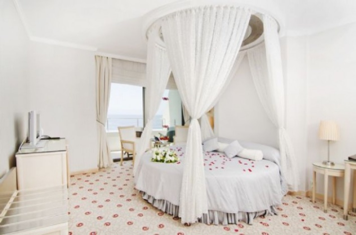 Un lit à baldaquin rond peut parfaitement s'intégrer à l'intérieur