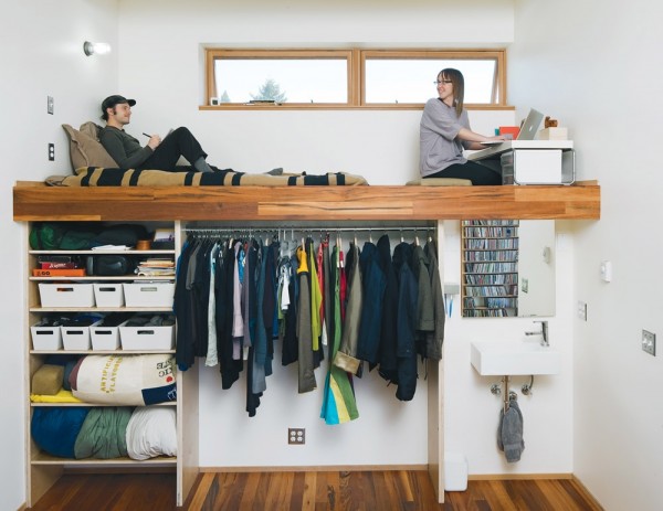 Espace de couchage au plafond avec espace de travail