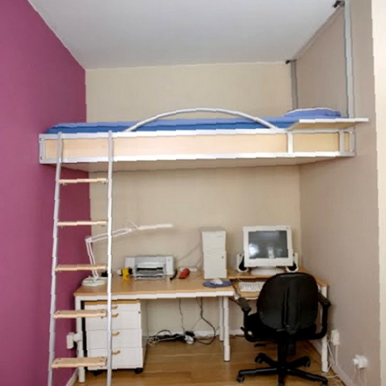 Le lit peut-il être installé sous le plafond?