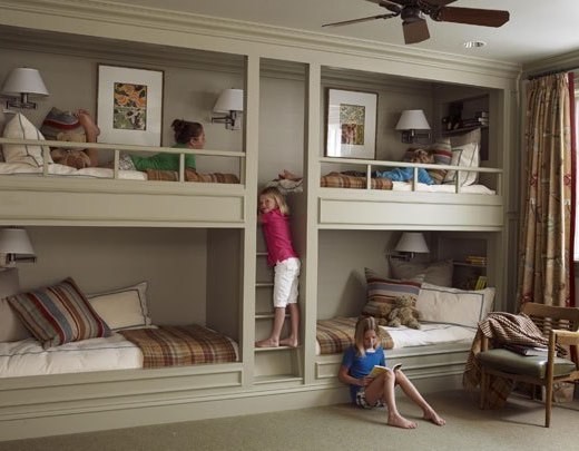 Quelques lits dans la chambre des enfants