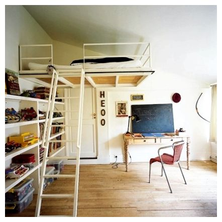 Un nouveau mot à l'intérieur - un lit suspendu au-dessus du plafond