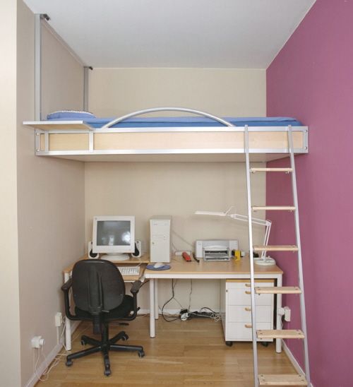 Faux lit dans un appartement avec de hauts plafonds
