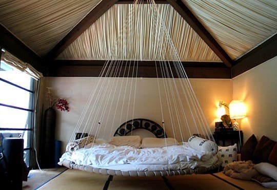 Accroché au lit de corde