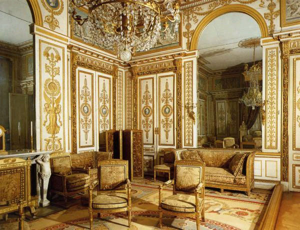 Après la chute de Napoléon, l'Empire français perd sa vitalité, devient sec et sans visage