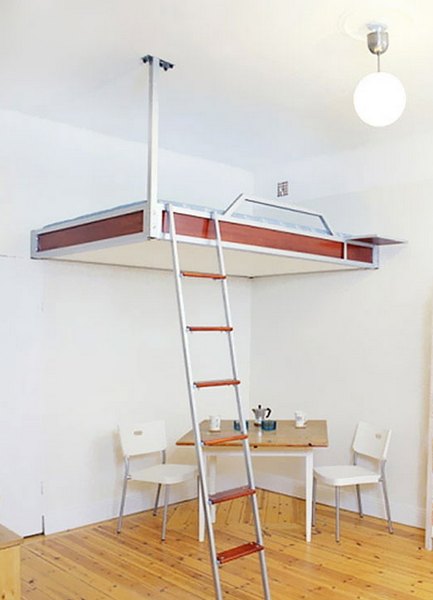 Lit pratique avec escalier pour une petite chambre