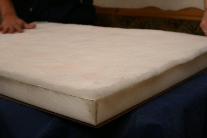 Collez l'hiverneur synthétique à la surface