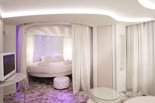 Intérieur agréable d'une chambre moderne