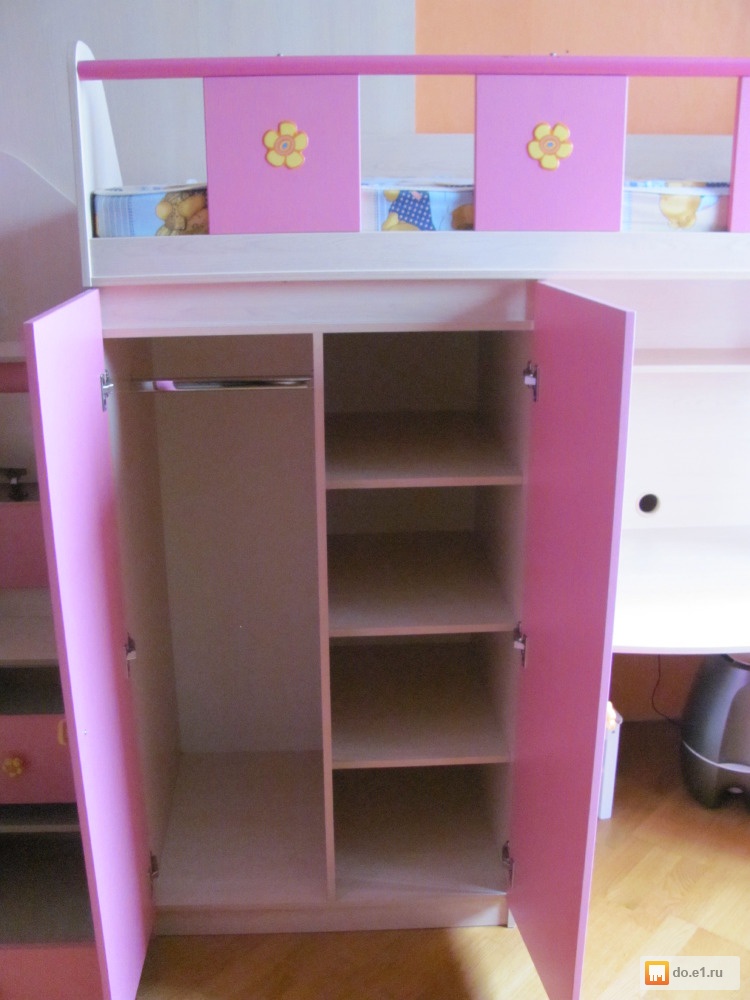 Lit armoire à deux niveaux pour un enfant