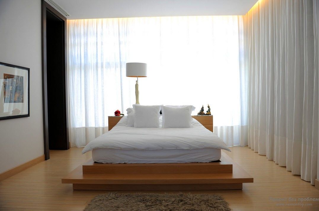 Chambre minimaliste avec une combinaison de trois couleurs