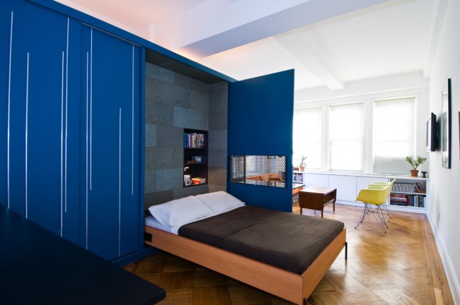 Mur bleu avec une couchette
