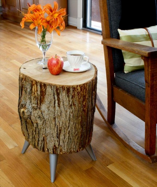 Petite table à partir d'un journal