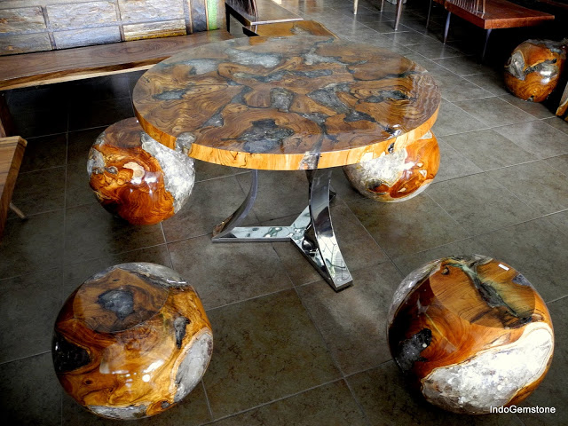 Table en teck et époxy