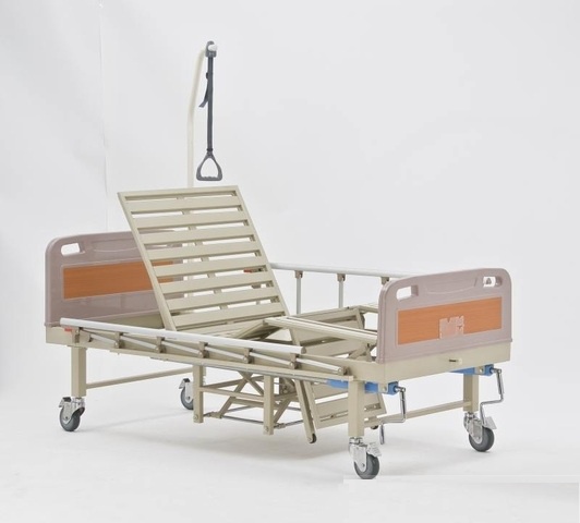 Lit-chaise à trois sections avec un dispositif de toilette