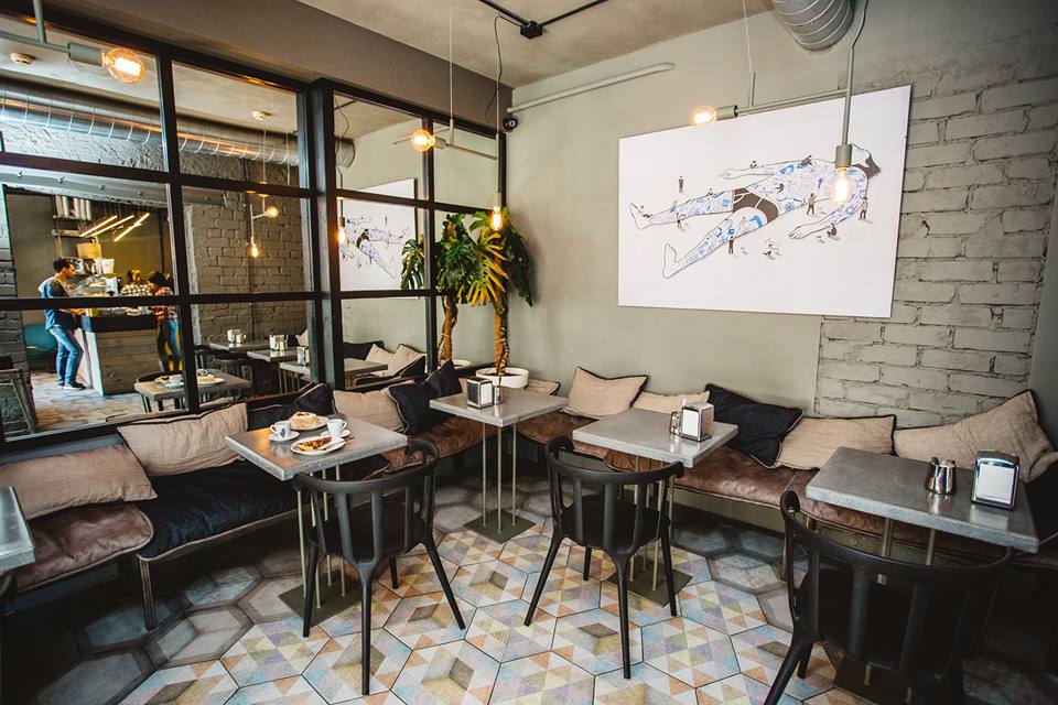 Le café confortable est petit