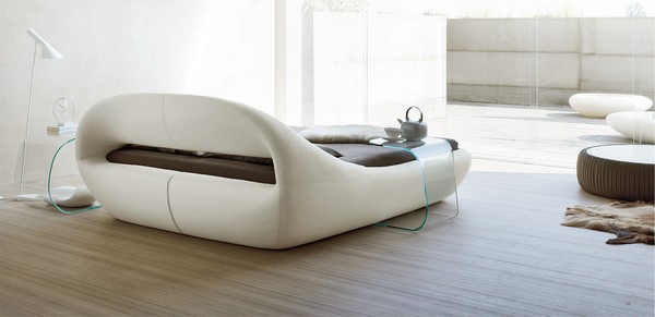 Tête de lit haute d'un lit moderne pour deux