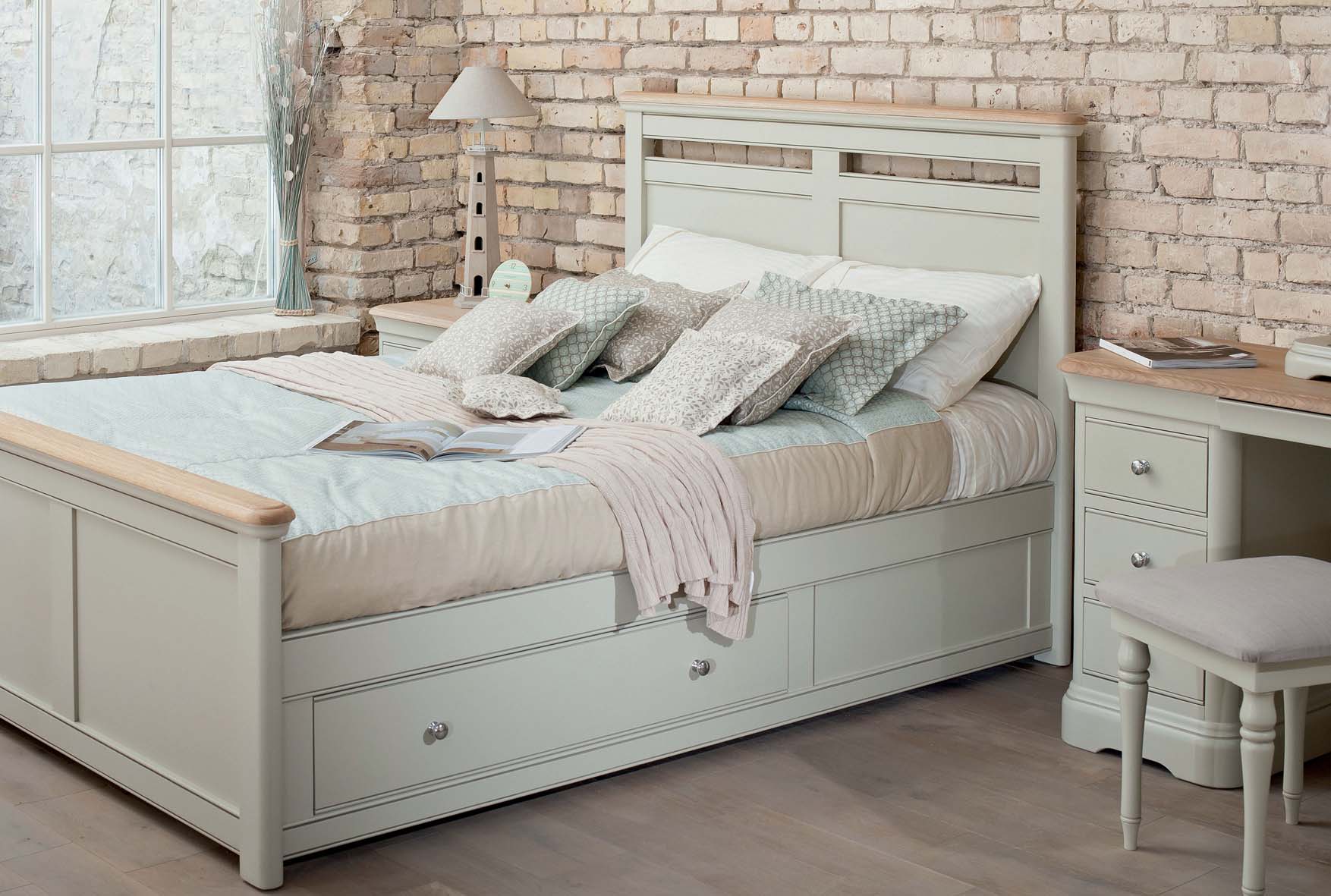 Tiroirs à l'intérieur d'un lit simple