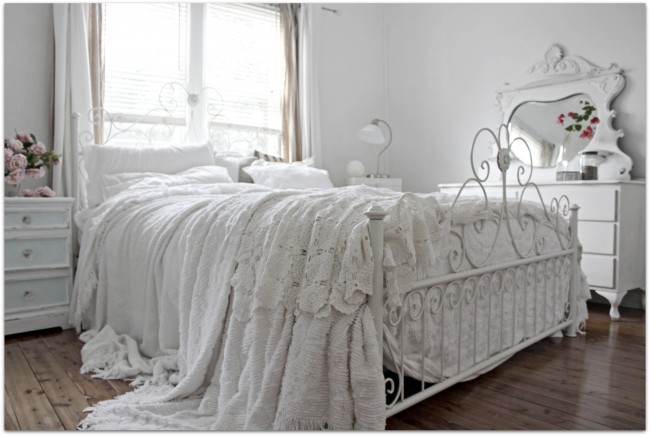 Beau lit blanc