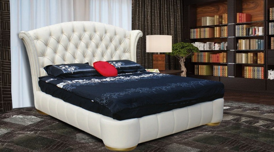 Lit blanc avec des couvertures souples