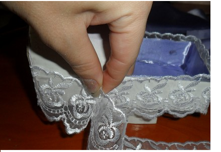 Décorez les côtés avec un ruban de dentelle