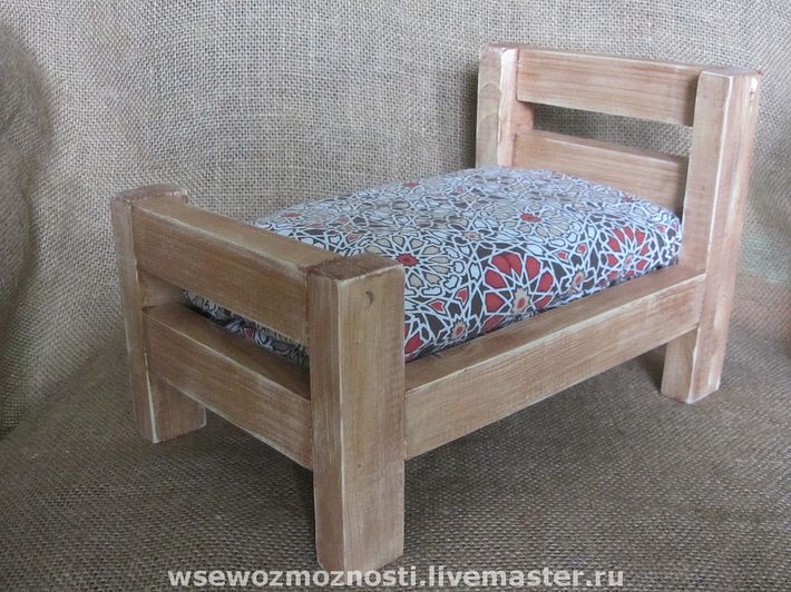 Crèche en bois pour poupées