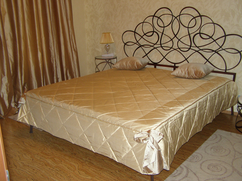 Pour un style classique, un couvre-lit et des rideaux à motif jacquard conviennent