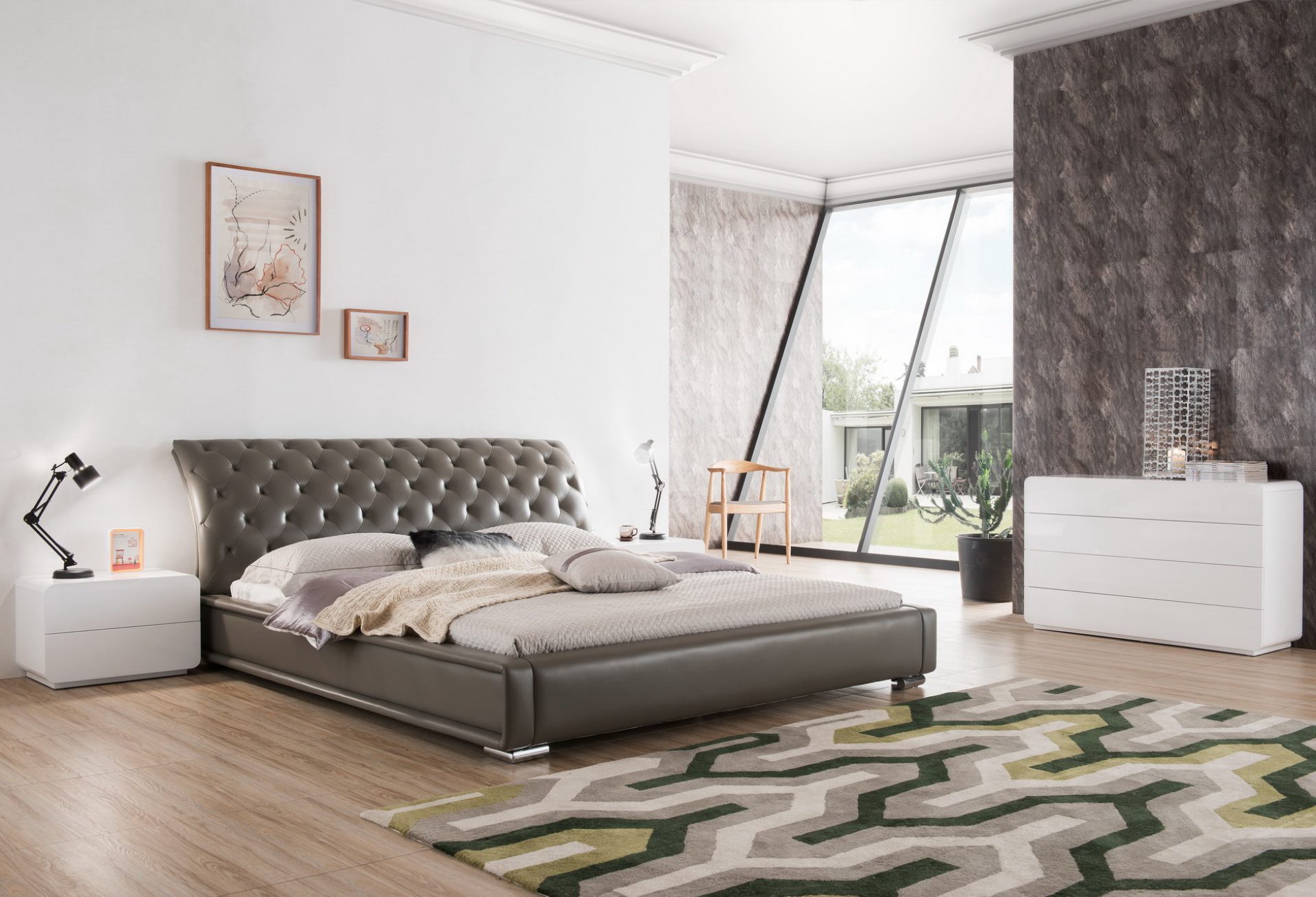 Lit double gris avec tête de lit matelassée
