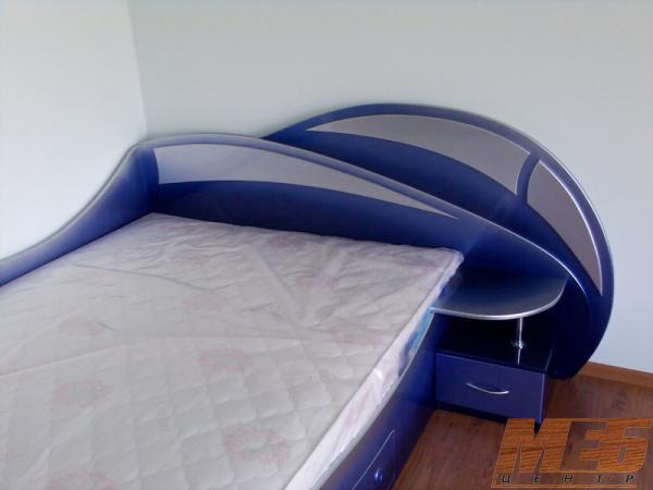 Lit double d'angle avec tiroirs et table de chevet intégrée