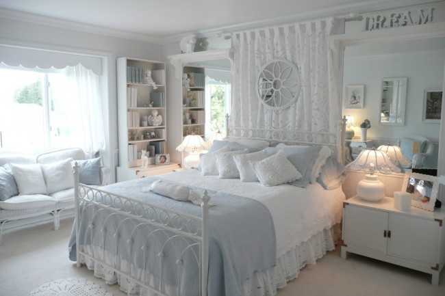 Élégant lit en fer forgé à l'intérieur d'une jolie chambre lumineuse