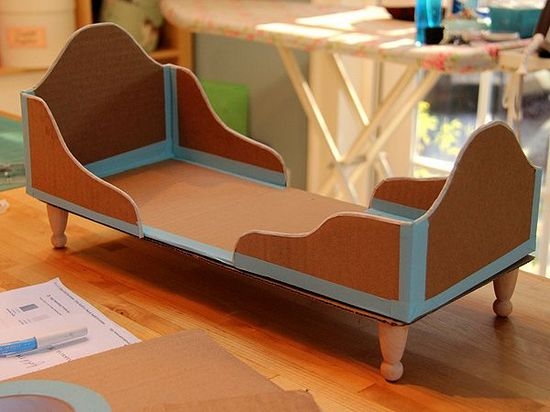 Comment faire un lit de poupée hors de la boîte