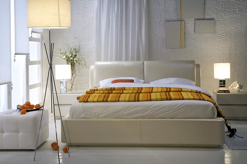 Lit double en cuir à l'intérieur de la chambre
