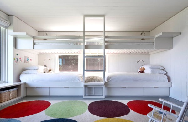 Beau lit à l'intérieur de la chambre