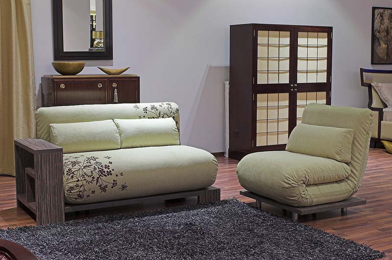 Fauteuil sans accoudoirs à l'intérieur du salon